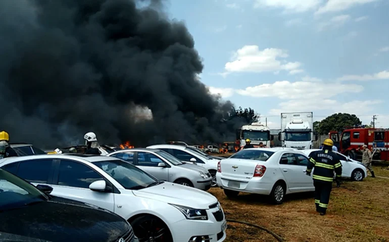 Incêndio atinge mais de 100 veículos em pátio na Região Metropolitana de SP