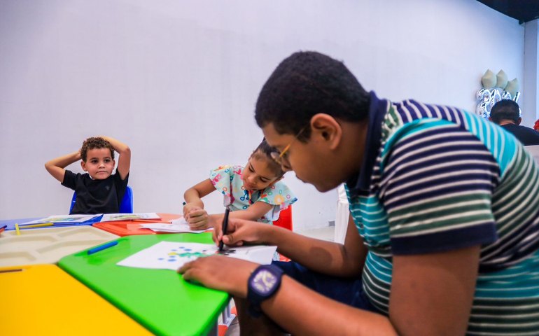 Pioneira na assistência especializada, Arapiraca comemora semana de conscientização do autismo com programação especial