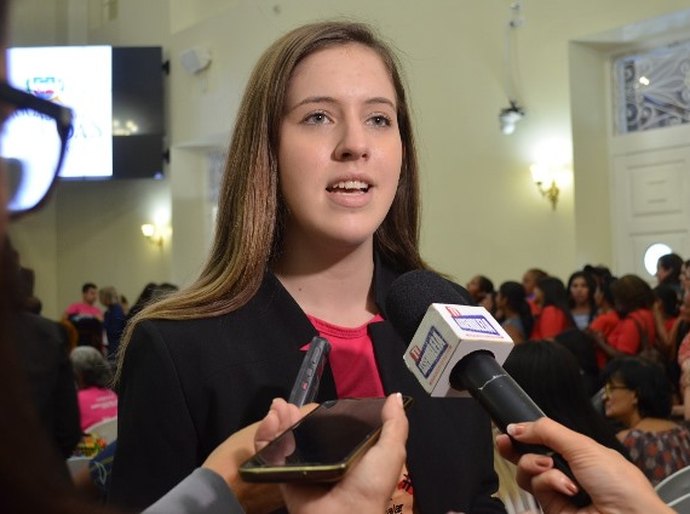 Cibele Moura protocola na ALE projeto e indicação para assegurar proteção a mulher