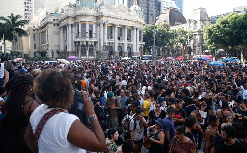 Paulista já tem manifestantes e barracas de sindicatos e partidos de oposição