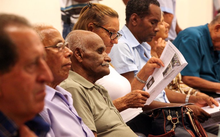Aposentados e pensionistas começam a receber primeira parcela do décimo terceiro
