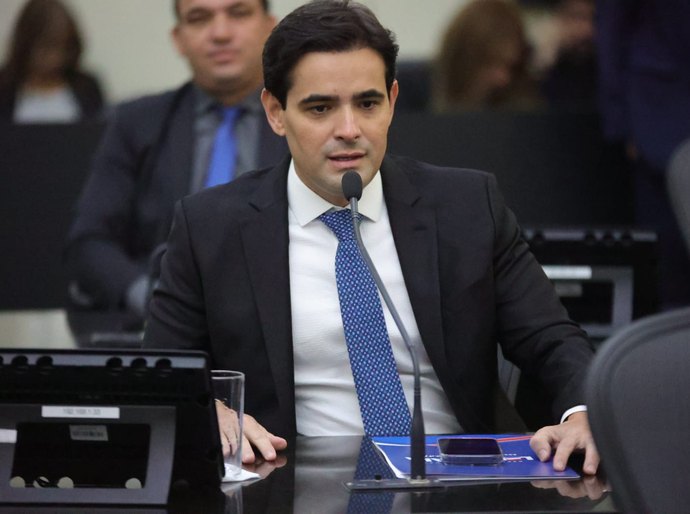 Lelo Maia cobra solução para retirada de estacionamentos na orla de Maceió