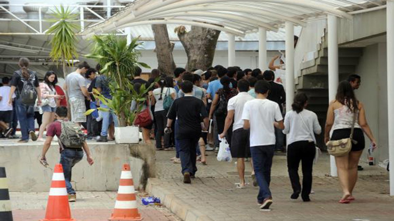Simulados na internet e videoaulas ajudam estudantes que farão o Enem