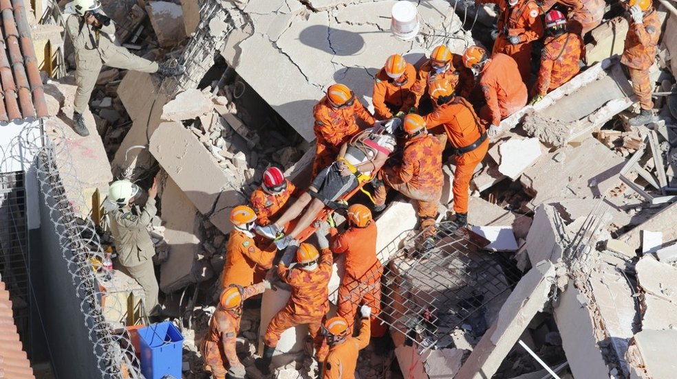 Prédio desaba em Fortaleza e deixa mortos