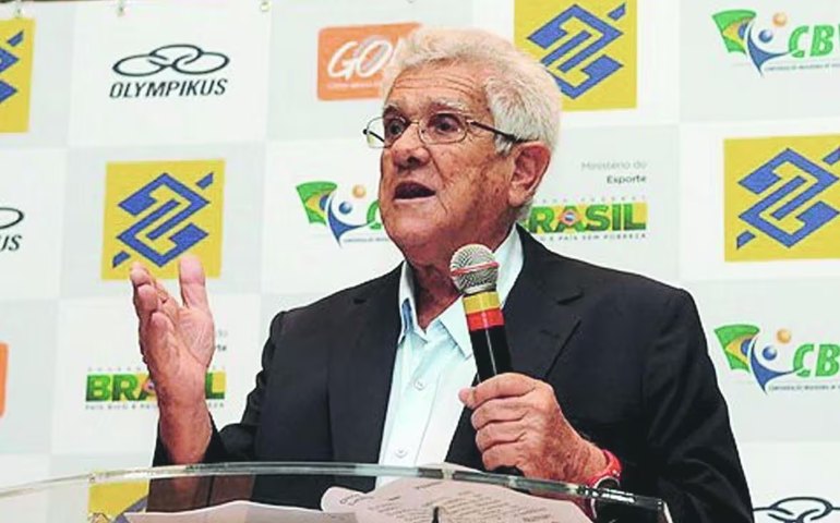 No Rio, Toroca é homenageado pela Confederação Brasileira de Vôlei