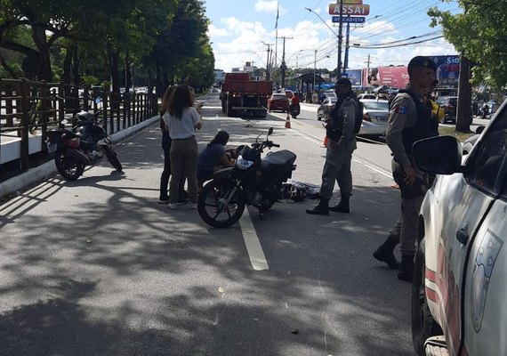 Motociclista morre atropelada por caminhão na Fernandes Lima em Maceió