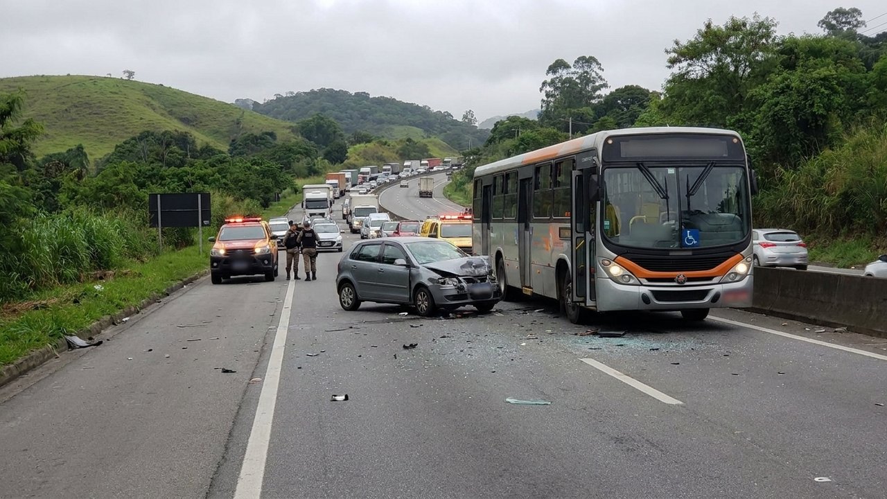 Acidente entre ônibus e carro interdita trecho da BR-116, em Duque de Caxias