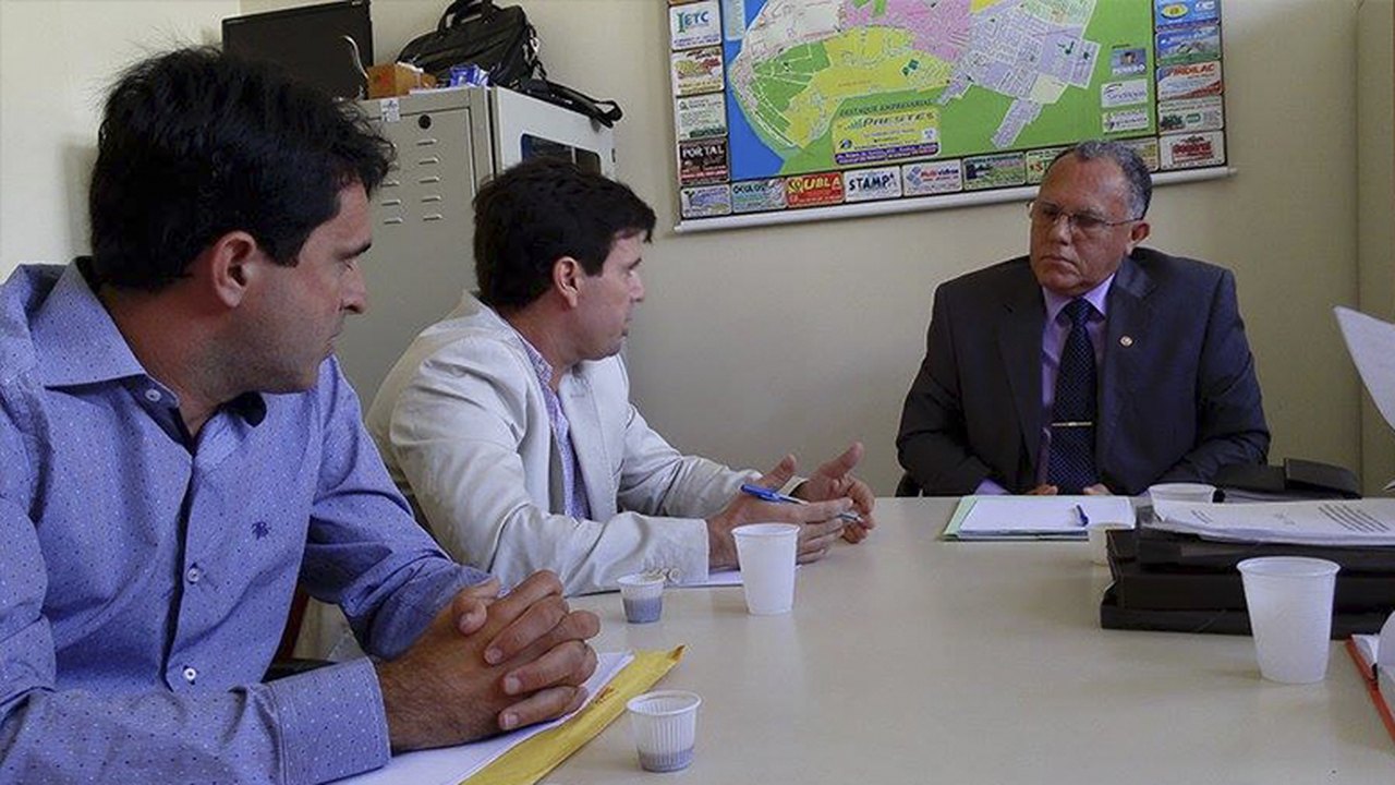 Prefeito de Penedo se reúne com promotor de Justiça e Sindspem para discutir greve na Educação
