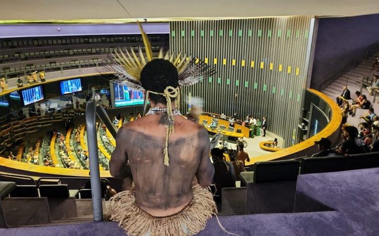 Parlamentares instalam frente em defesa dos direitos indígenas