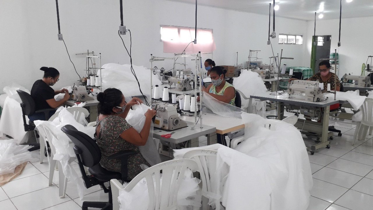 Associações de costureiras fecham parcerias para fornecimento de confecções a grandes empresas
