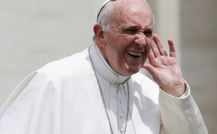 Papa diz que críticas de cardeais não tiram seu sono