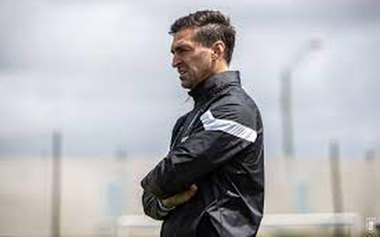 Após dois meses, Sevilla demite técnico Diego Alonso