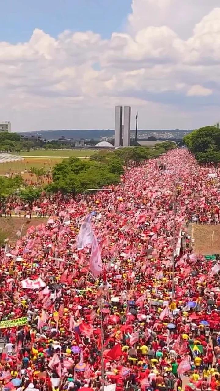 Multidão toma a Esplanada dos Ministérios em Brasília em apoio a Lula; veja vídeo