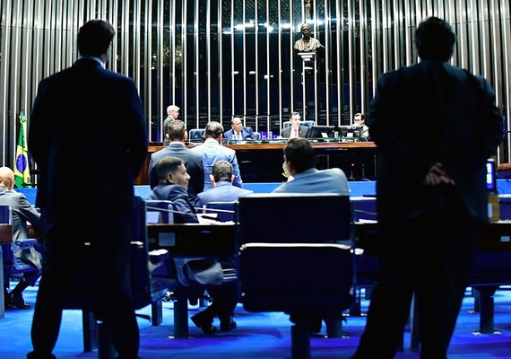 Aprovada urgência para projeto que institui programa de vacinação em escolas