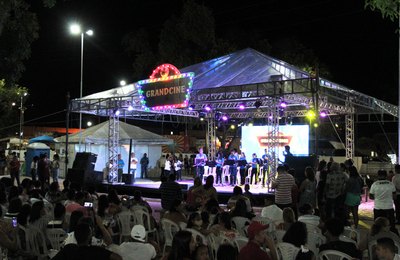 Abertura do Natal de Luz e apresentação do Espetáculo Encanta Coruripe leva pessoas à Praça da Bíblia