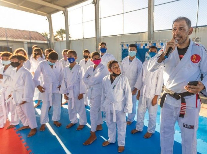 Estudantes participam de aula experimental do programa Esporte para Além das Fronteiras