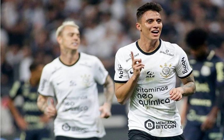 Mantuan vira talismã de Vítor Pereira e Corinthians festeja ótima fase de meninos