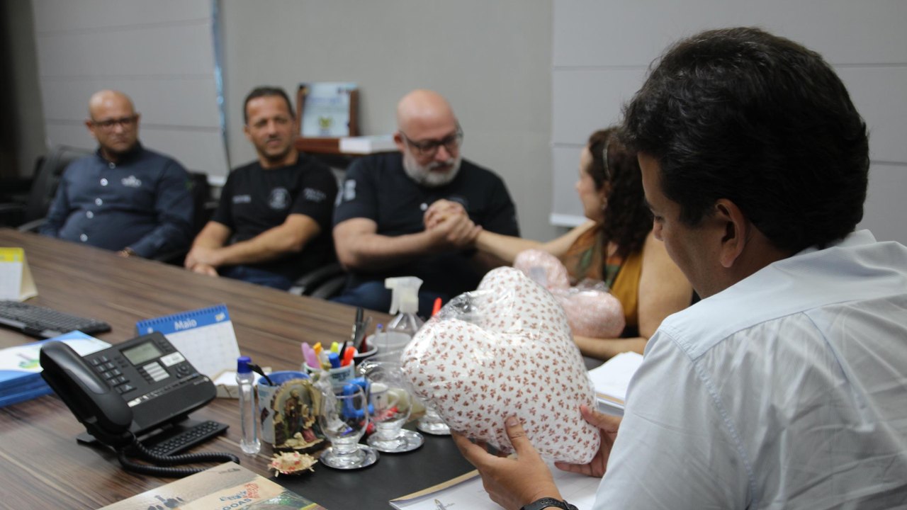 Reeducandos de Alagoas fabricam almofadas para mulheres em tratamento contra o câncer