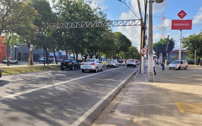 DMTT interdita trecho da Fernandes Lima no domingo (1º)