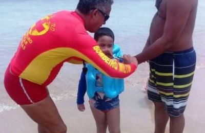 Corpo de Bombeiros entrega pulseiras para diminuir índice de crianças perdidas em praias