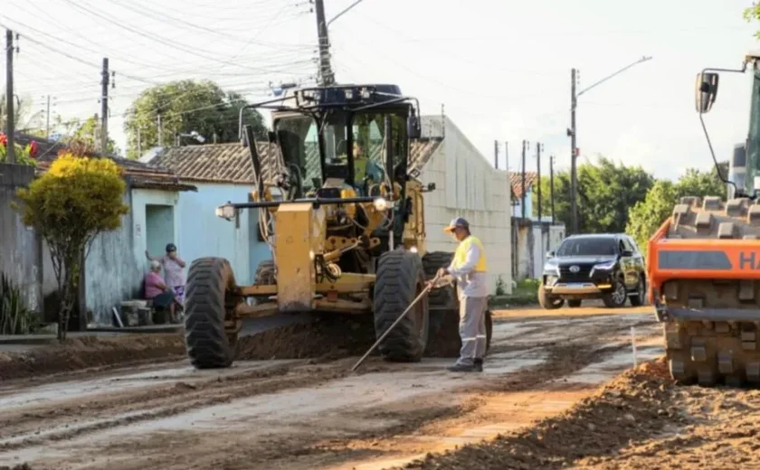 Moradores comemoram início da pavimentação asfáltica na Camilo Colier