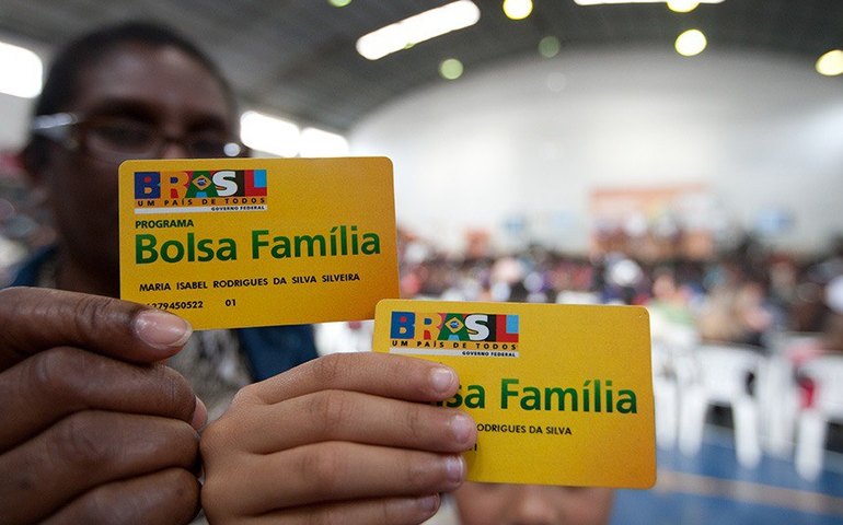 Recriação do Bolsa Família vira lei