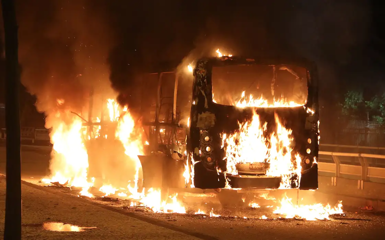 Explosões são registradas em 3 ônibus no centro de Israel; polícia suspeita de terrorismo