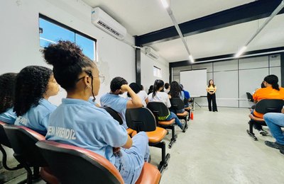 Servidores da Limpeza Urbana vão à palestra sobre saúde mental no trabalho