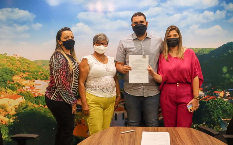 Prefeito Tiago Freitas assina Termo de Adesão ao selo Unicef