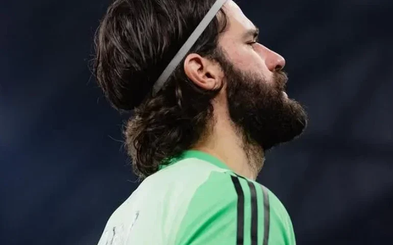 Juventus faz sondagem ao Liverpool para contar com Alisson, diz jornal italiano