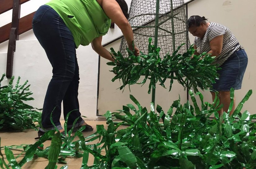 Slum cria decoração natalina com garrafas PET