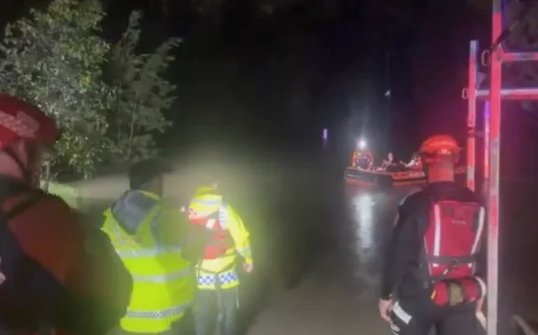 Barcos nas ruas: Inundações em Sydney forçam evacuações e mobilizam centenas de socorristas