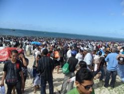 Centenas desceram as águas batismais na Praia de Pajuçara