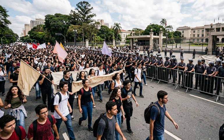 Estudantes das universidades estaduais de SP marcham até Palácio dos Bandeirantes; PM bloqueia