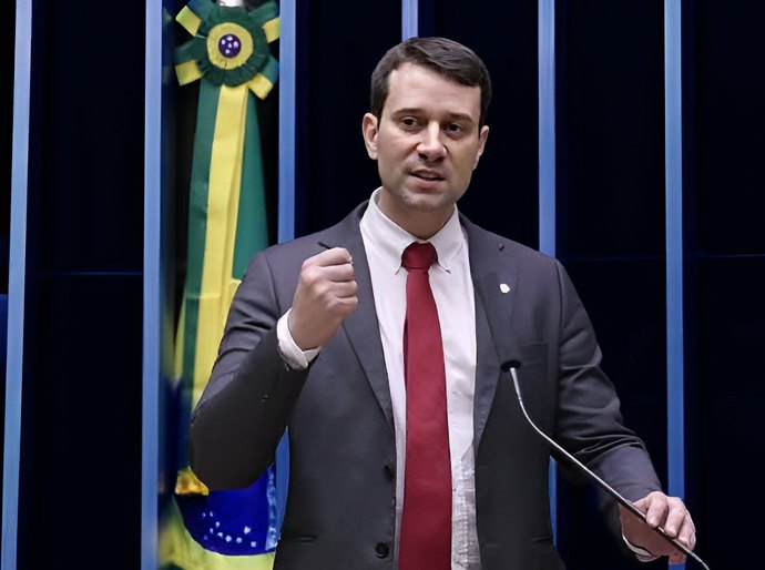 Daniel Barbosa destaca a democracia como ambiente de liberdade e forte componente social