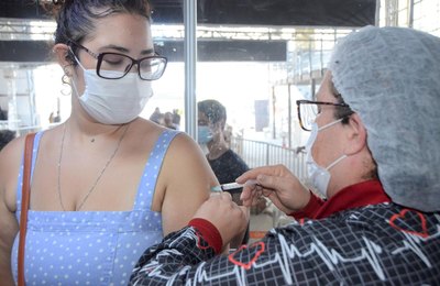 Alagoas já vacinou quase 65% dos adolescentes com a 1ª dose do imunizante contra a Covid-19