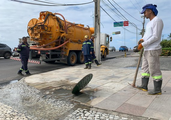 Operação Línguas Sujas flagra transbordo de esgoto da BRK em galeria de águas pluviais na Jatiúca