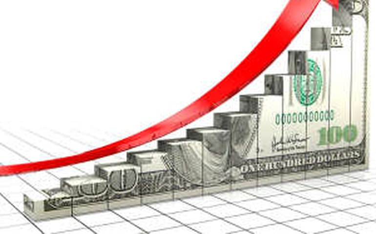 Curva de juros segue inclinada com pressão de dólar forte e tensão no exterior