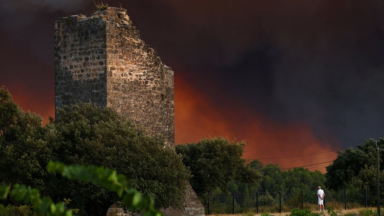 Incêndios florestais ameaçam cidade histórica da França