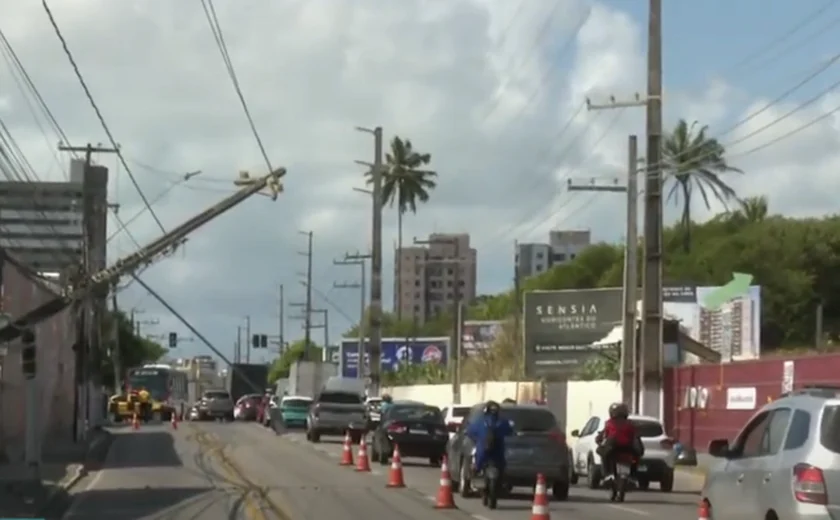 Carreta colide e derruba poste de energia em Cruz das Almas