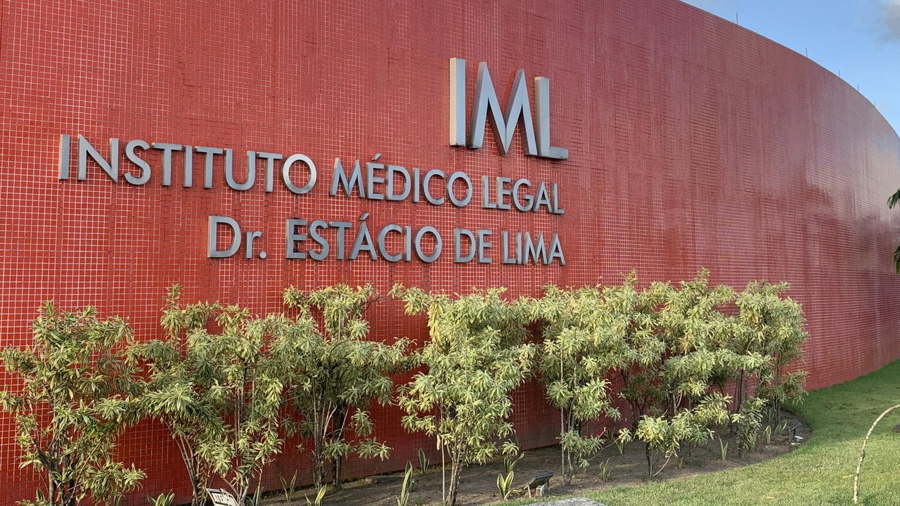 Exame cadavérico em recém-nascido aponta achados de asfixia mecânica por sufocação