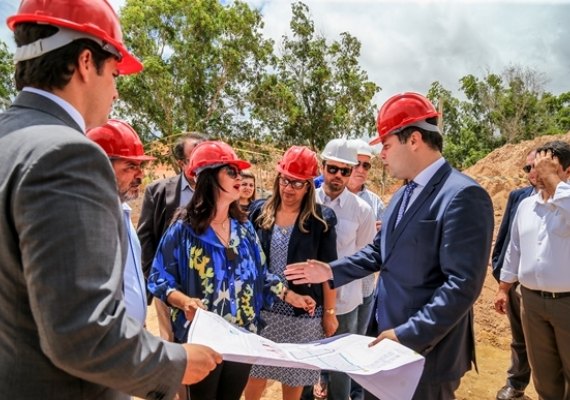 Governador homenageia Deodoro e visita esgotamento sanitário tocado pelo Estado