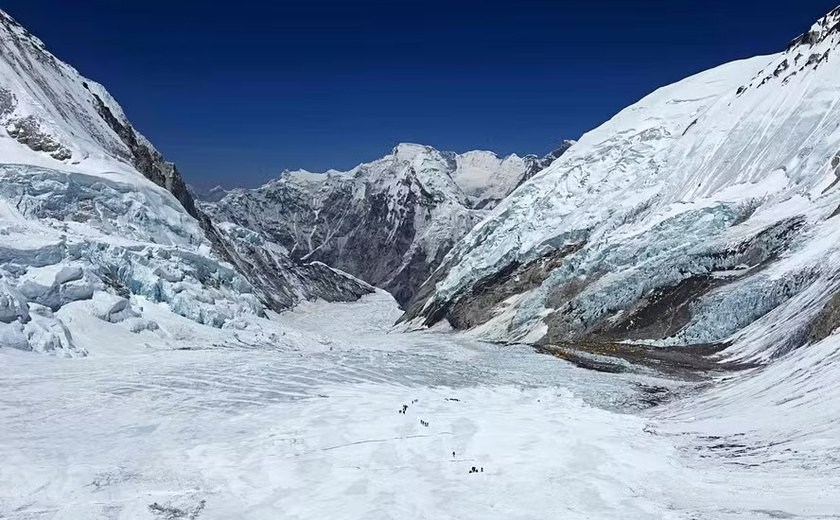 Alpinista queniano morre no Everest; guia nepalês está desaparecido