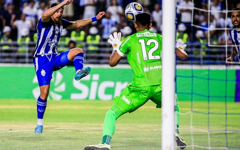 CSA chega a mais de 20 contratações em 2023, mas não consegue deslanchar nas competições