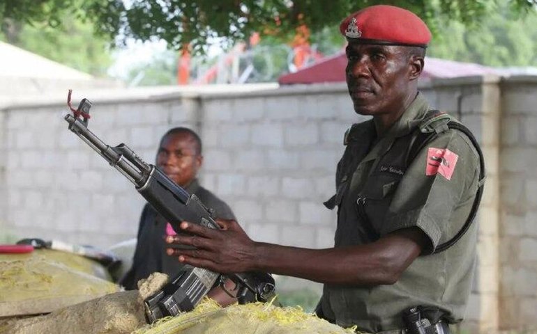 Fuzil AK-47, símbolo da libertação africana, influencia alianças contemporâneas