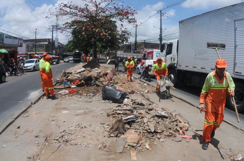 Marcelo Palmeira vistoria serviços na Avenida Benedito Bentes