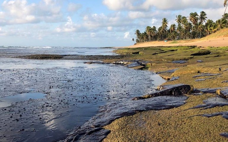 Bahia identifica novas manchas de óleo no litoral