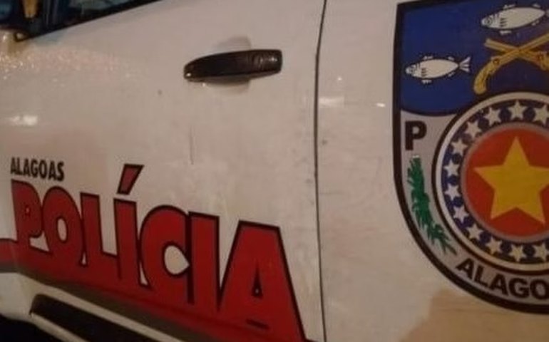 Casal é flagrado com drogas e materiais do tráfico em condomínio de Jacarecica