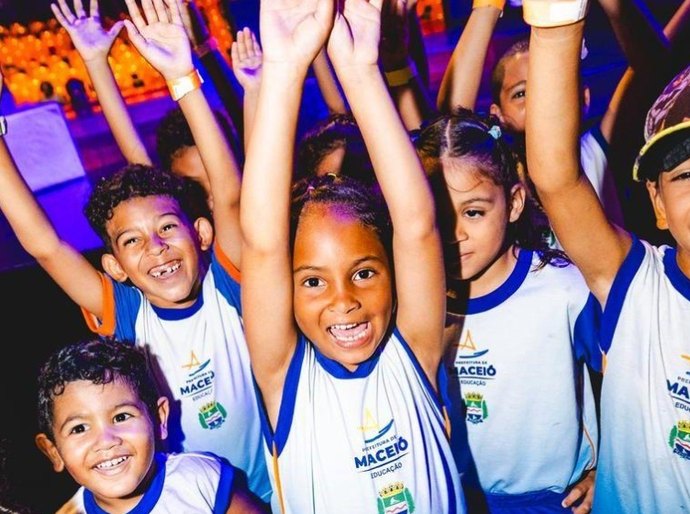 Ação leva crianças da rede pública municipal para dia de diversão no circo