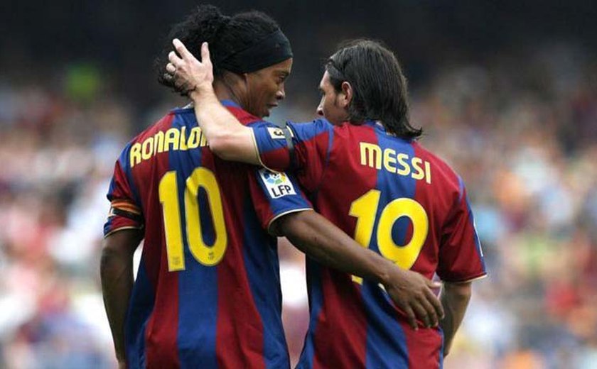 Longe dos gramados, Ronaldinho recebe presente de Messi